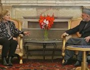 Clinton meets with Karzai, U.S. troops 