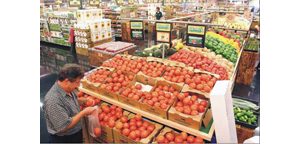 Traditional supermarkets struggle to fend off of specialty grocers 