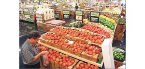 Traditional supermarkets struggle to fend off of specialty grocers 