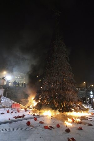 Rioters rampage for 3rd day in main Greek cities 