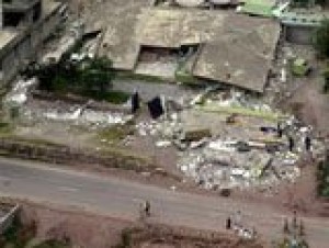Rescuers try to reach Asia quake survivors 