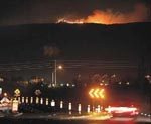 Firestorm pushes toward Rim country 