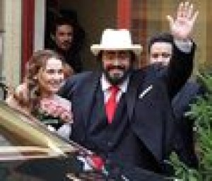 Luciano Pavarotti ties knot in Italy 