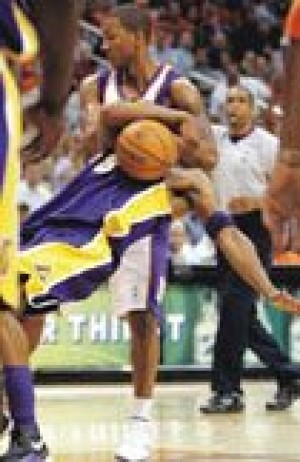Suns' Bell suspended for Game 6 in Los Angeles 