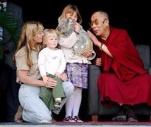 Dalai Lama tours zoo of late Steve Irwin 