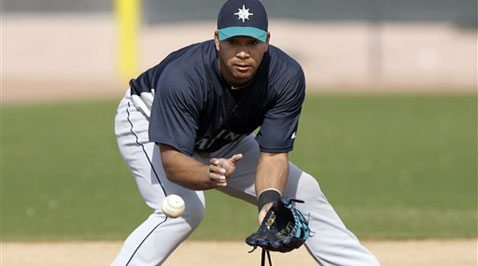Mariners' Lopez out of comfort zone at third 