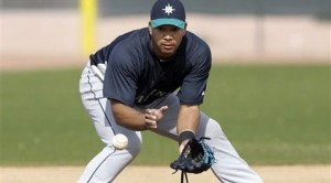 Mariners' Lopez out of comfort zone at third 