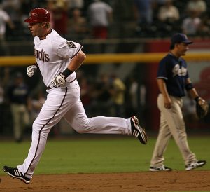 Diamondbacks survive slugfest with Padres 