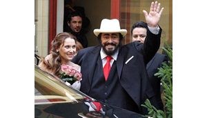 Luciano Pavarotti ties knot in Italy 