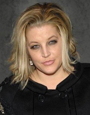 Lisa Marie Presley sues over 'fat' story 