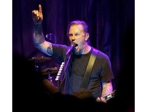 Online music holdouts give in to iTunes 