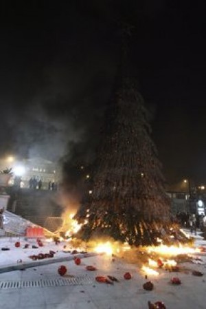 Rioters rampage for 3rd day in main Greek cities 
