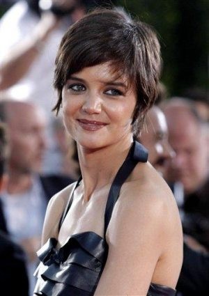Cruise praises Katie Holmes' Broadway performance 