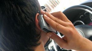 Bill bans cell phone use while driving 