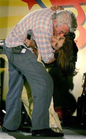 Gere apologizes in kissing controversy 