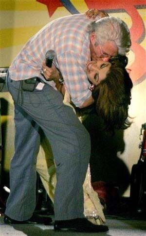 Gere apologizes in kissing controversy 