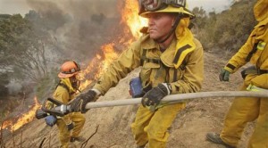Firefighters gain on L.A.-area wildfire 