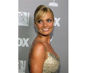 Pressly reveals pregnancy on Leno show 