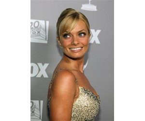 Pressly reveals pregnancy on Leno show 