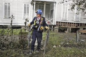 Authorities vow to force holdouts off Texas coast 