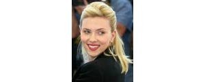 Johansson ducks Paparazzi, then clips car 