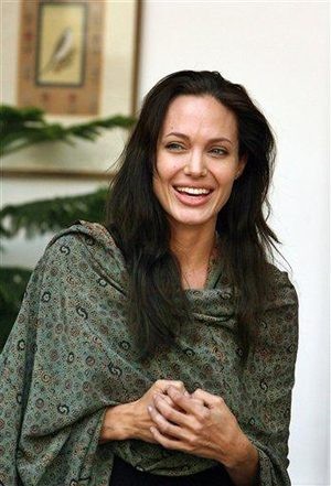 Angelina Jolie to adopt Vietnamese child 