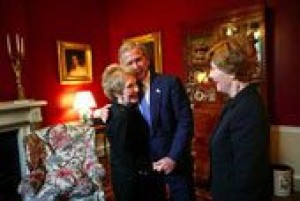 Nancy Reagan visits Ronald Reagan's casket 