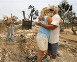 Firefighters battle huge California blaze 