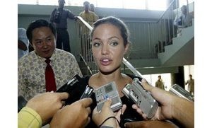 Jolie is awarded Cambodian citizenship 