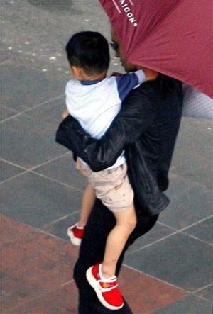 Jolie flies to Hanoi for son's visa 