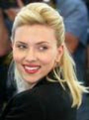 Johansson ducks Paparazzi, then clips car 