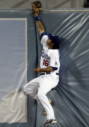Dodgers beat D-Backs on bases-loaded walk 