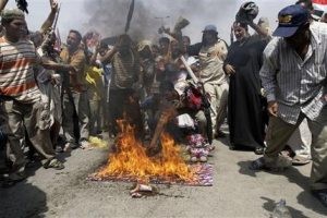 Lingering tensions slow Iraqi withdrawal plans 
