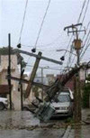 Hurricane Wilma tears into Mexican resorts 