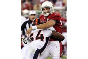 Cards' QB Leinart leaves game with injury 