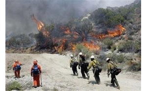 Two big wildfires merge in Southern California 