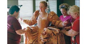 'Elizabeth I' exhibit in Scottsdale buttons up a queen's finery 