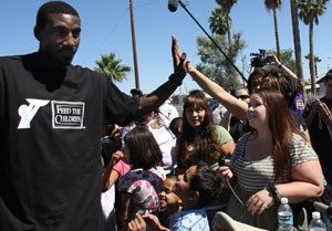 Shaq, Amaré help feed children in Mesa 