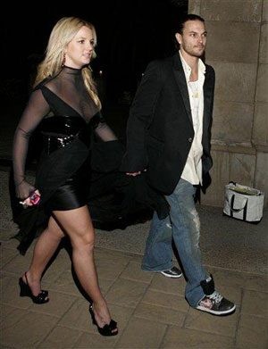 Spears ordered to undergo drug tests 