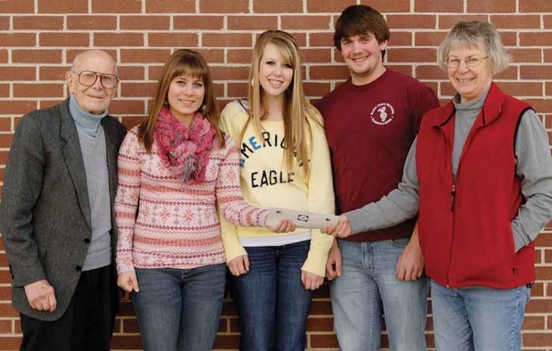 Navy League gives to Choraliers