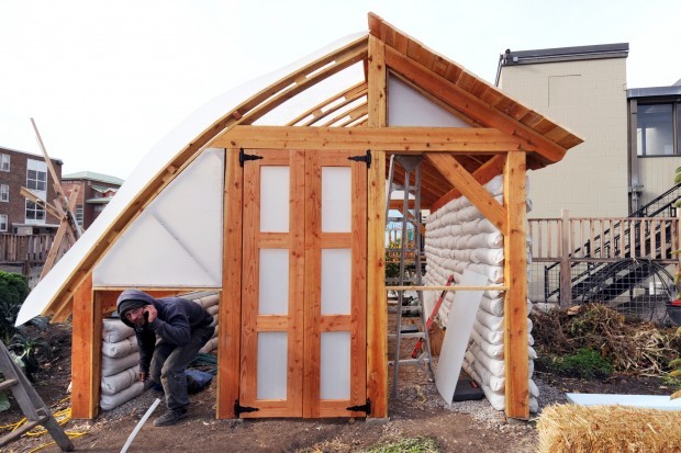 Um Builds Passive Solar Greenhouse To Grow Fresh Vegies Year Round 8624