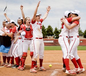 Coaching chemistry fuels Badgers' NCAA softball tournament run
