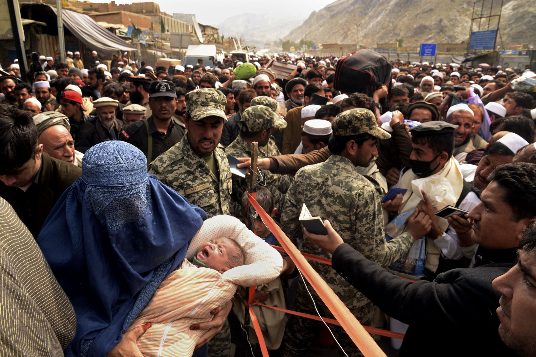 Afghans, 900 Pakistanis cross border from Torkham Afghans, 900 Pakistanis cross border from Torkham