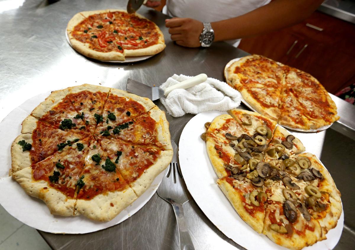 Photos PEOPLE Program Pizza Project prepares praiseworthy pies Local