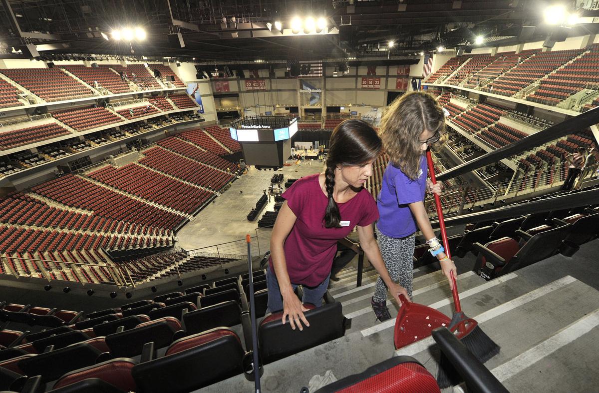 1 200 Jehovah S Witnesses Clean Arena Before Convention