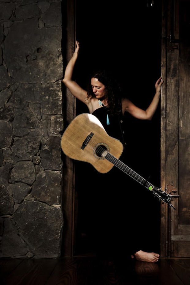 Countryfolk singer bringing barefoot style to church concert