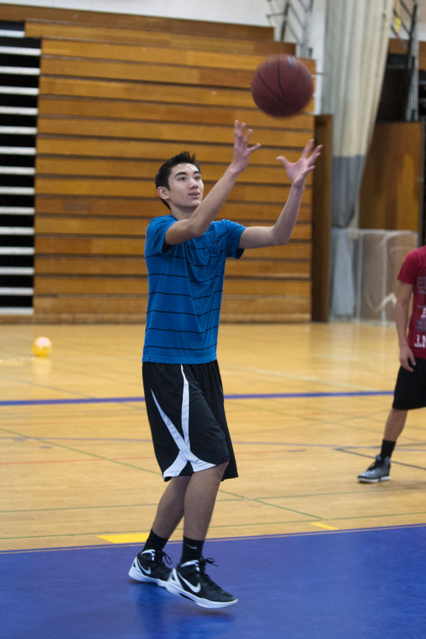News-Sentinel reporter holds his own against top high school basketball players 