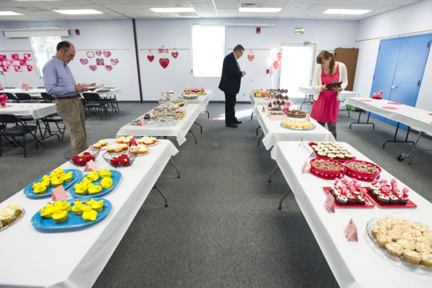 Reporter takes a turn as cupcake contest judge 