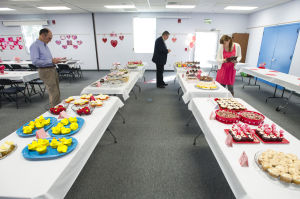 Reporter takes a turn as cupcake contest judge 