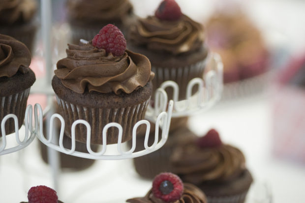 Reporter takes a turn as cupcake contest judge 